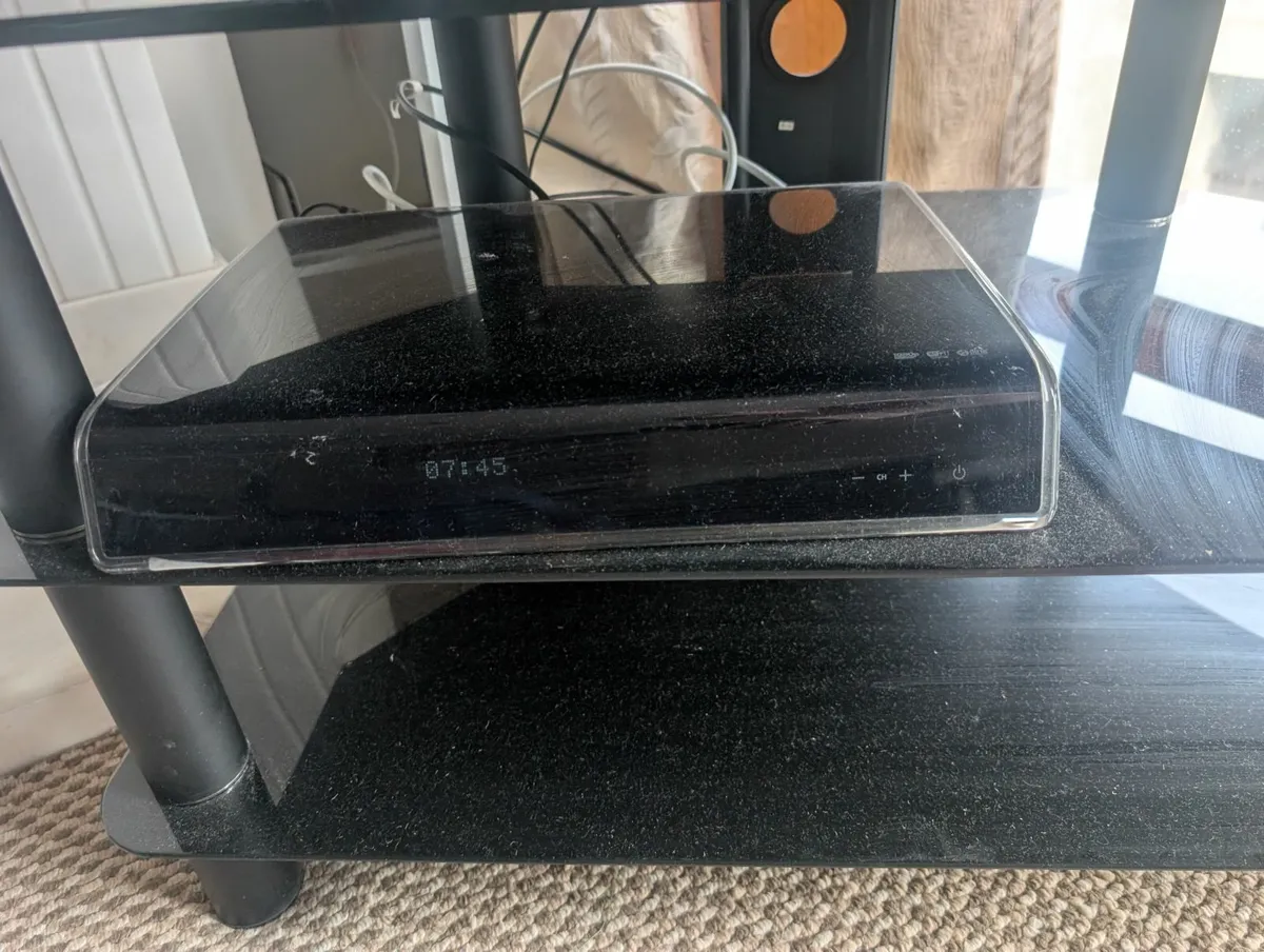 32" JVC LED Smart TV with tv stand and saor box - Image 2