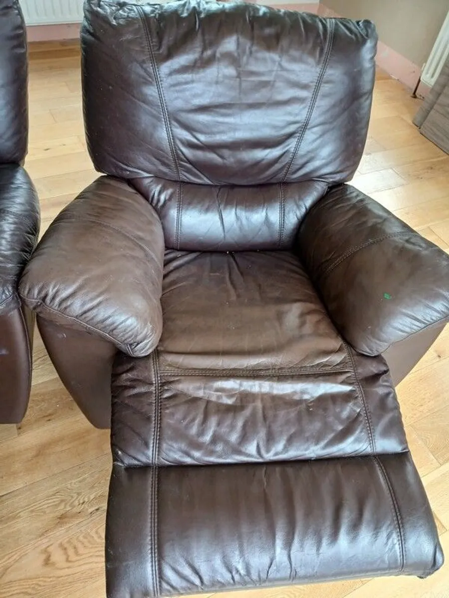 2 leather recliners - Image 1