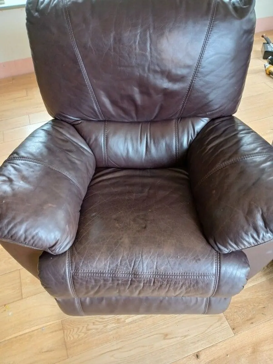 2 leather recliners - Image 4