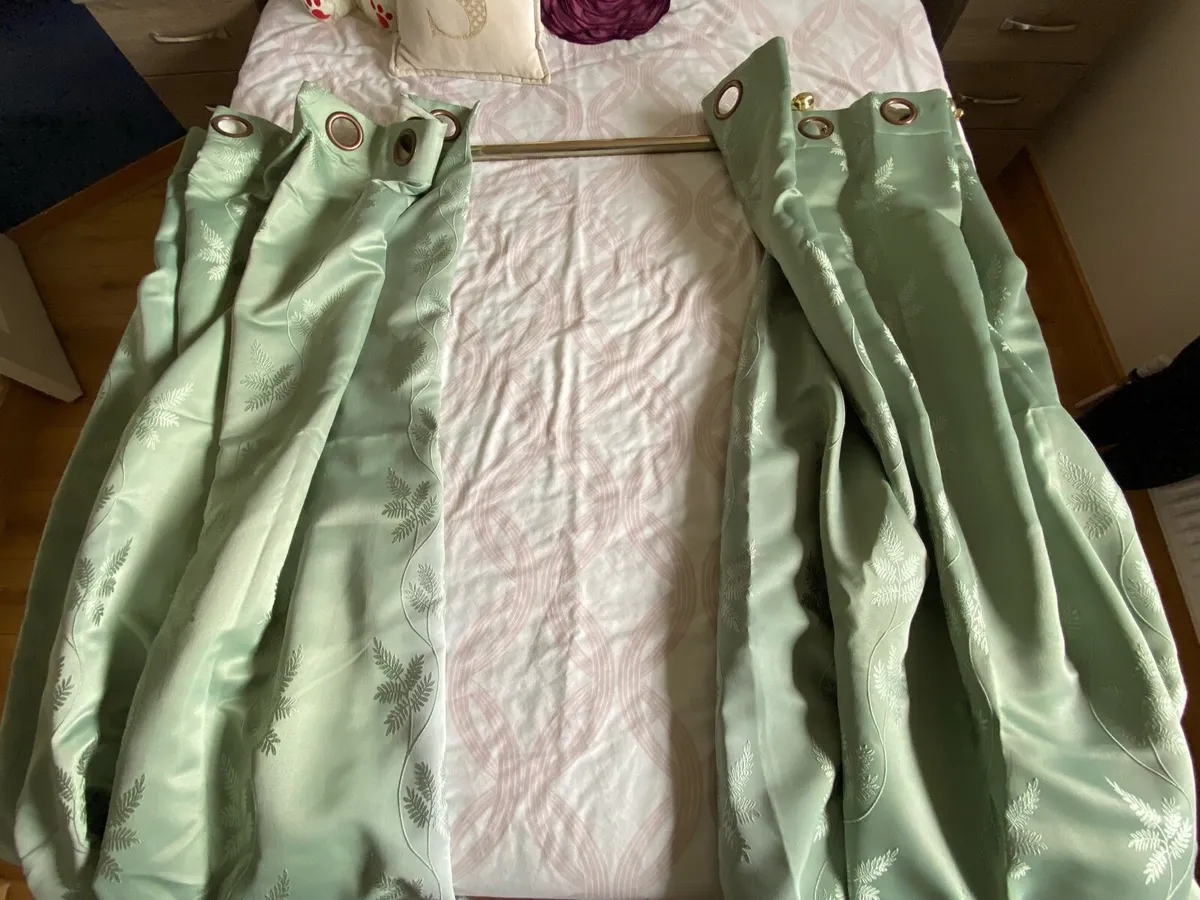 Curtain pole & curtains - Image 3