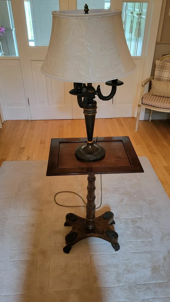 Table lamp and table - Image 1