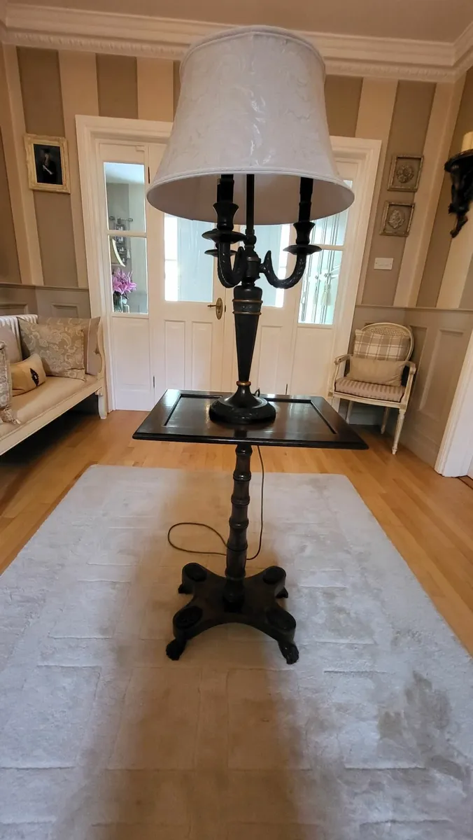 Table lamp and table - Image 2