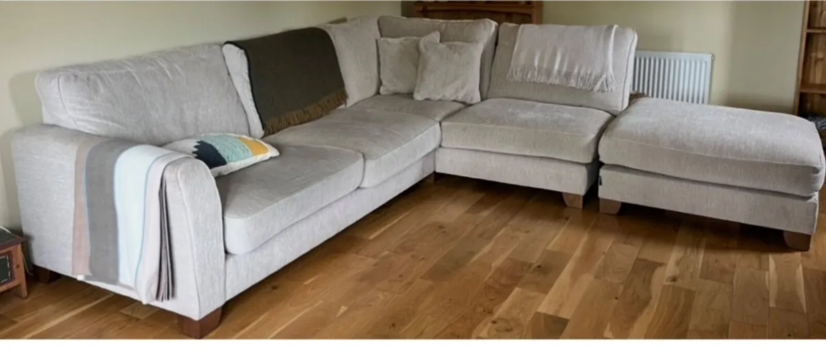 Corner suite with ottoman - Image 1
