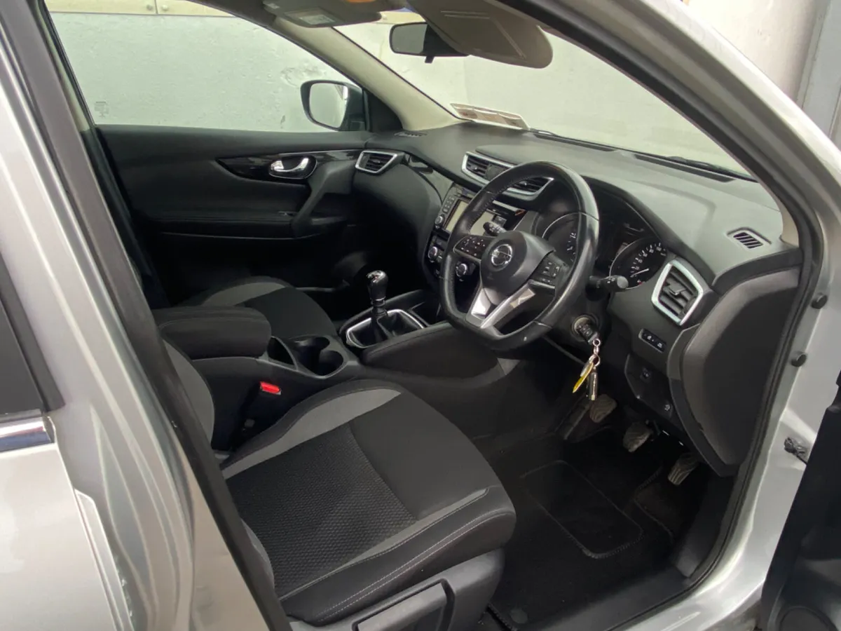Nissan Qashqai 1.5 Dsl SVE Pan roof - Image 3
