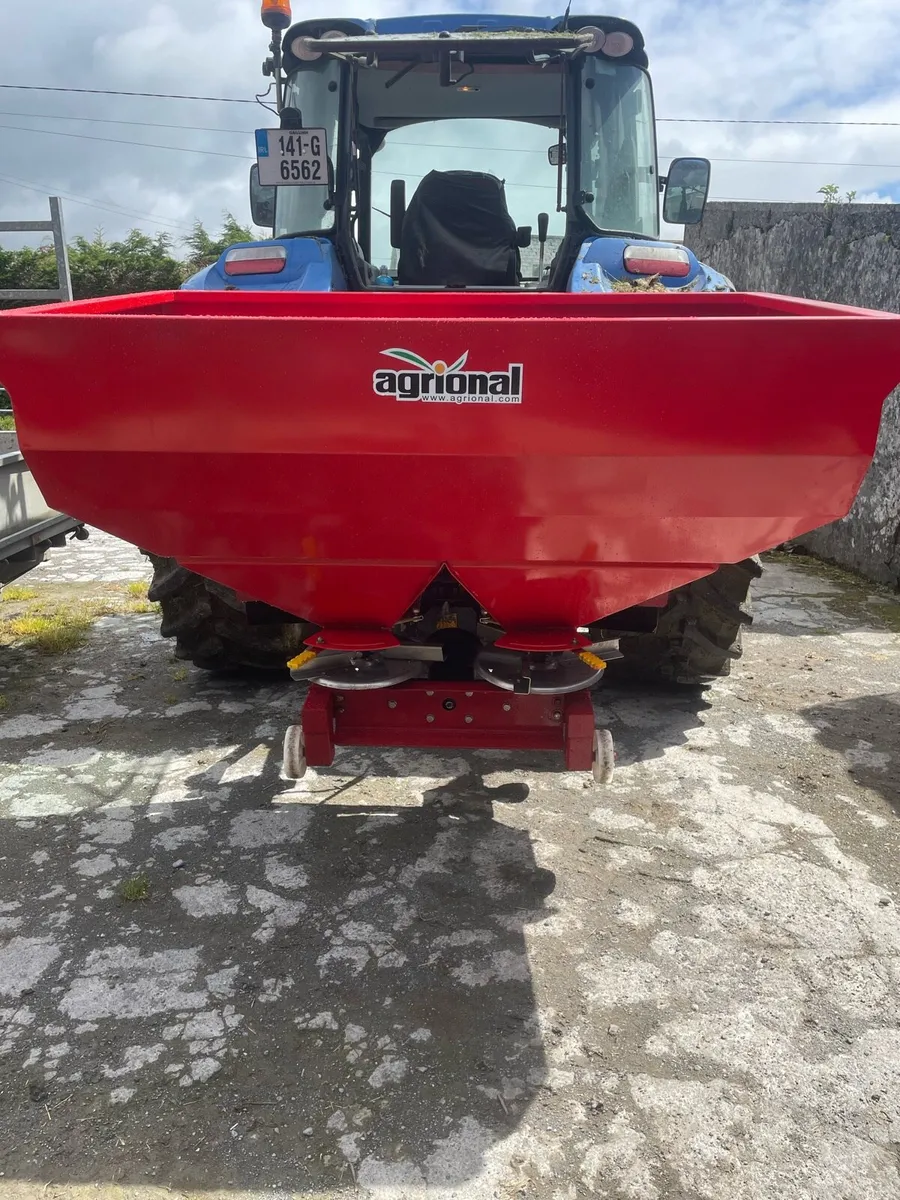Fertiliser spreader - Image 1