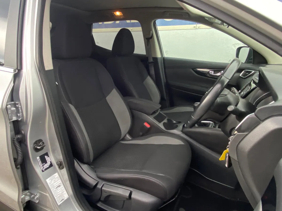 Nissan Qashqai 1.5 Dsl SVE Pan roof - Image 4