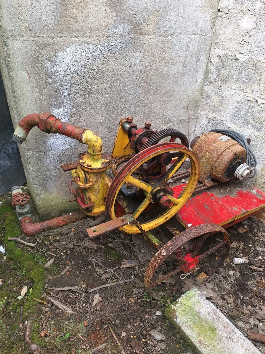Old vintage water pump - Image 1