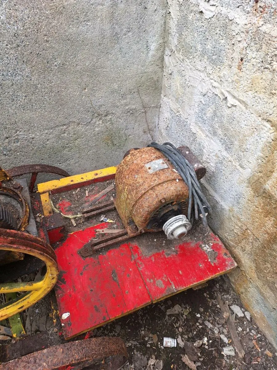 Old vintage water pump - Image 2