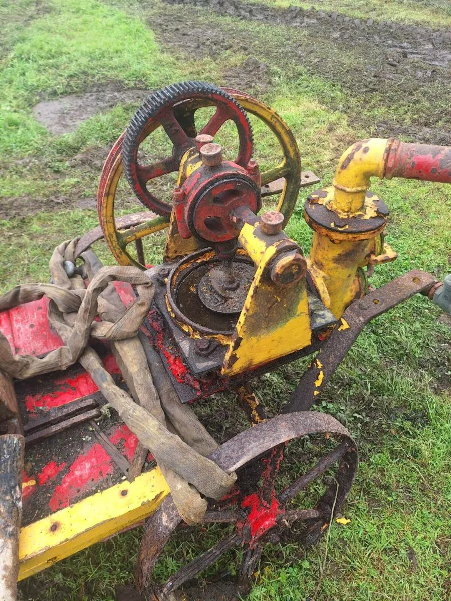 Old vintage water pump - Image 3