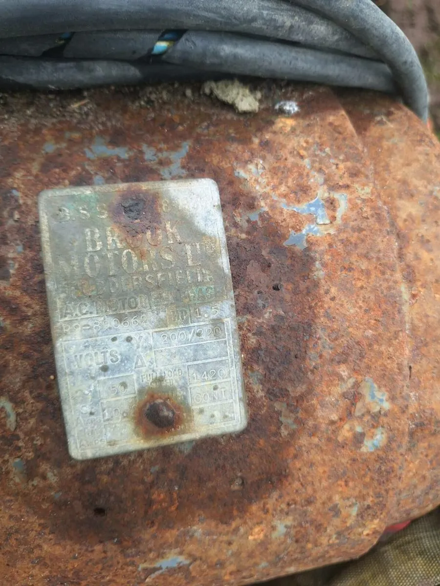 Old vintage water pump - Image 4