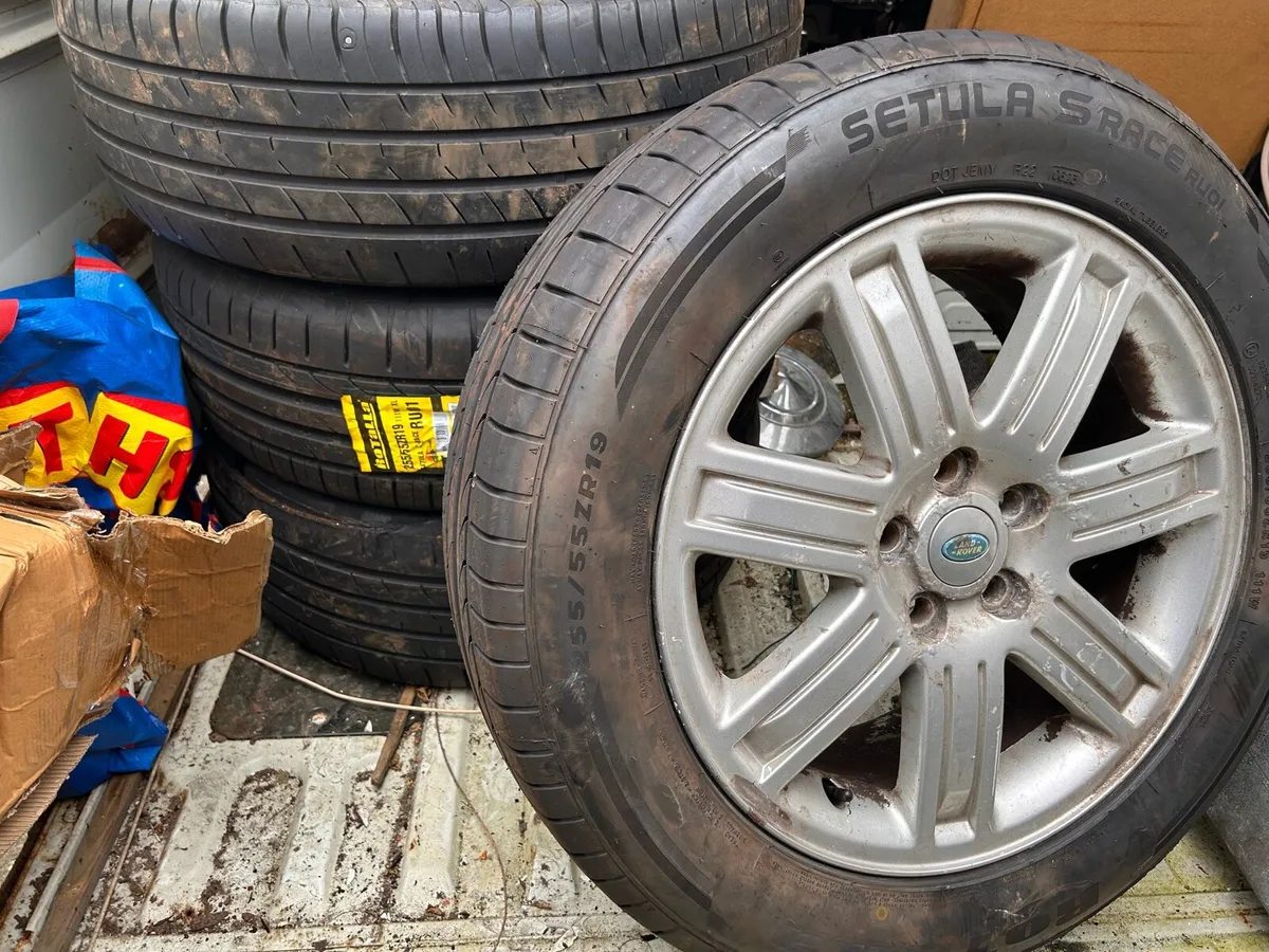 Set of 4 Land Rover rims and very good tyres - Image 1