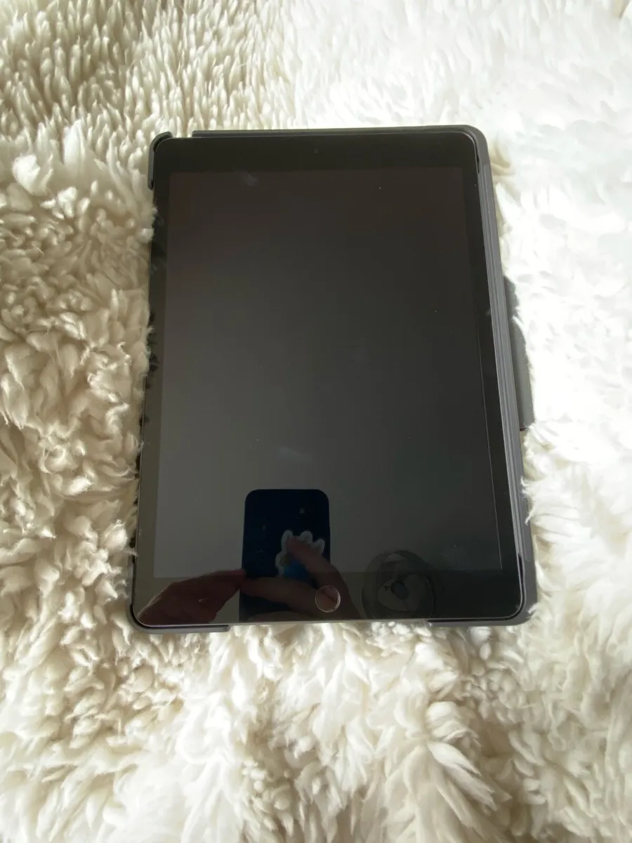 Apple iPad 9th Gen 64gb + Logitech cover - Image 1