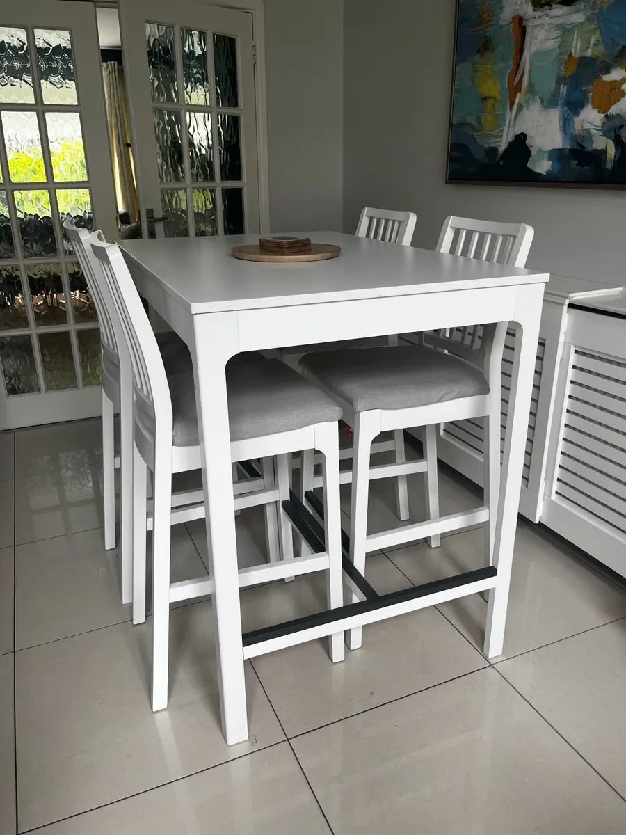 Bar table and 4 stools