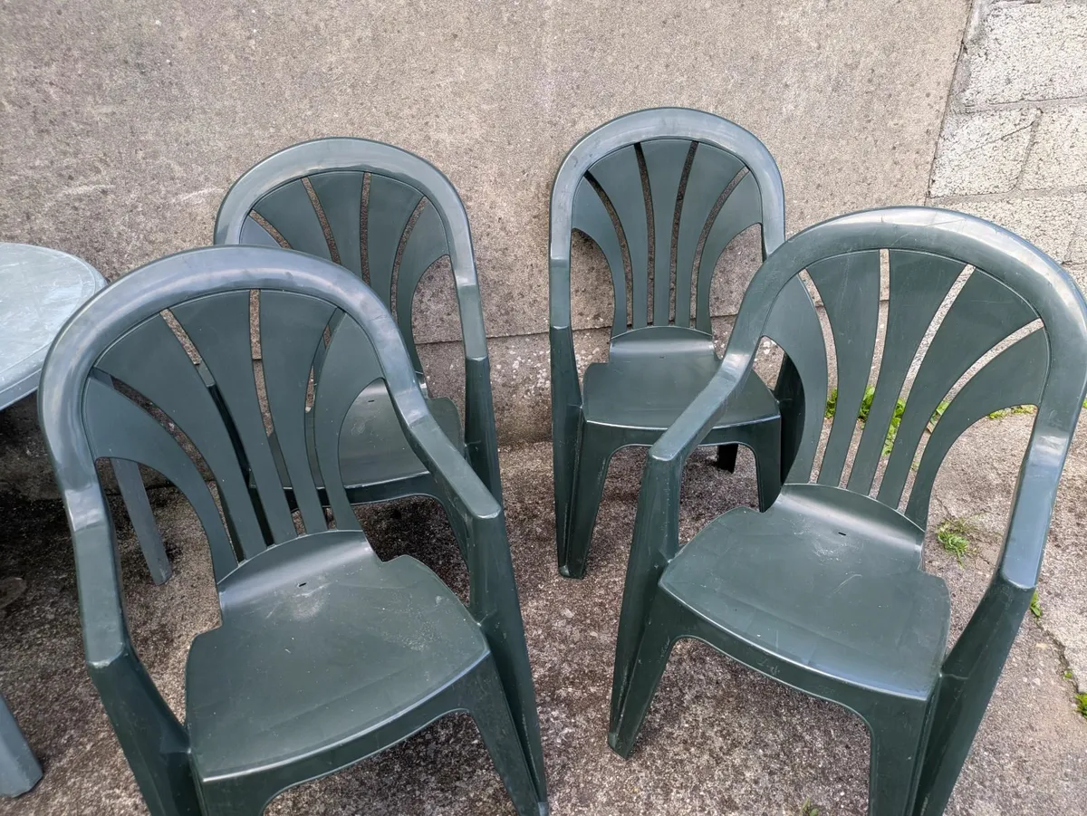 Garden chairs and table - Image 1