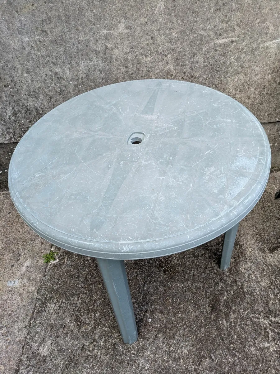 Garden chairs and table - Image 2