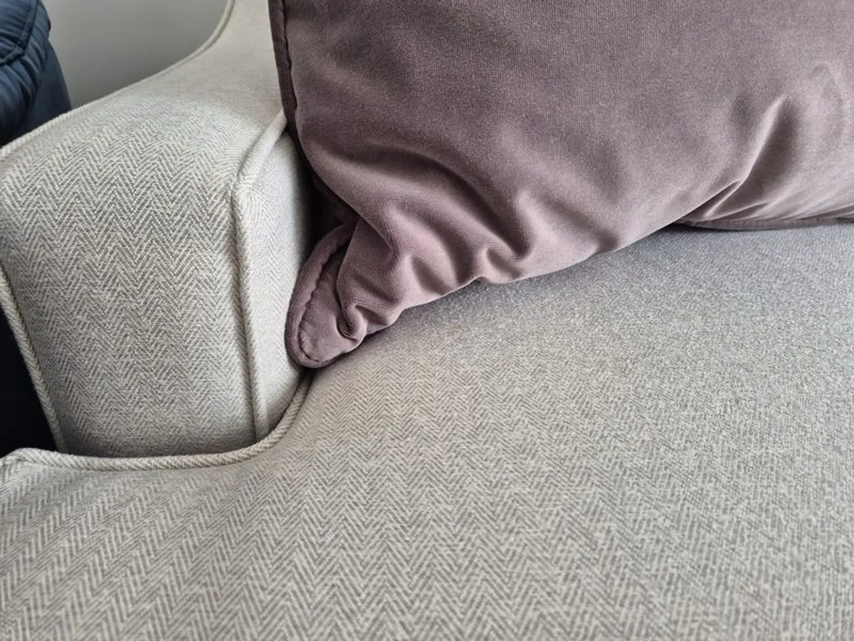 Pristine condition Ventura Monroe 3-Seater Sofa - Almost New - Image 4