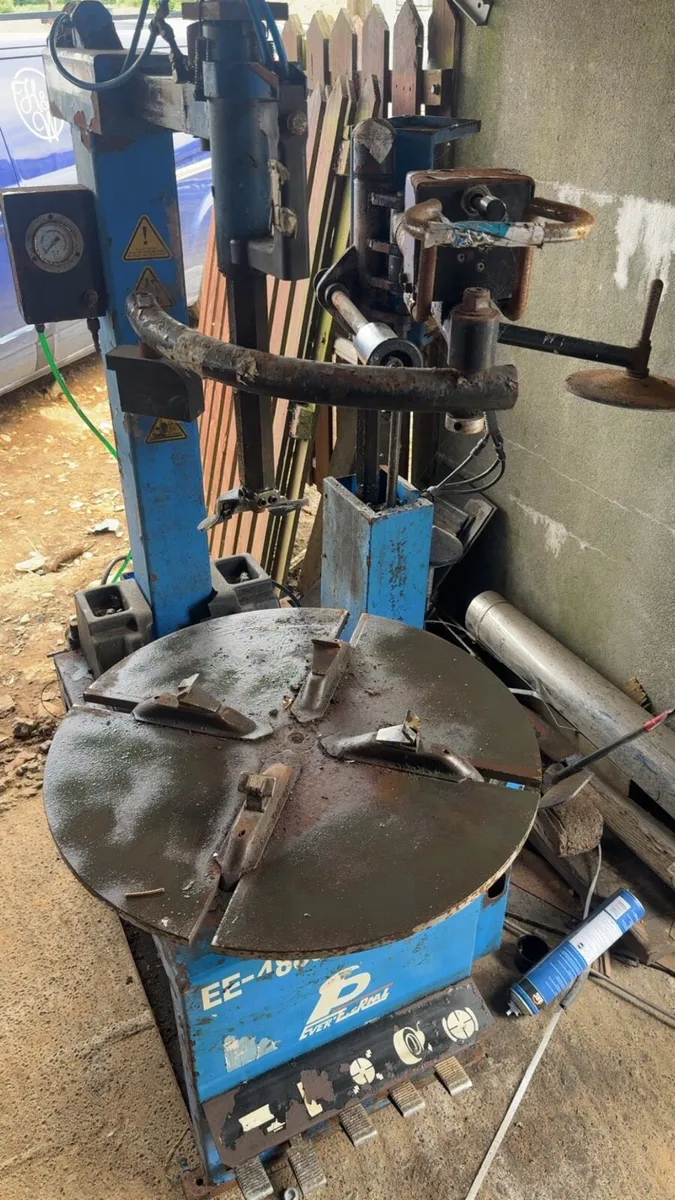 Tyre machine with helper arm - Image 1