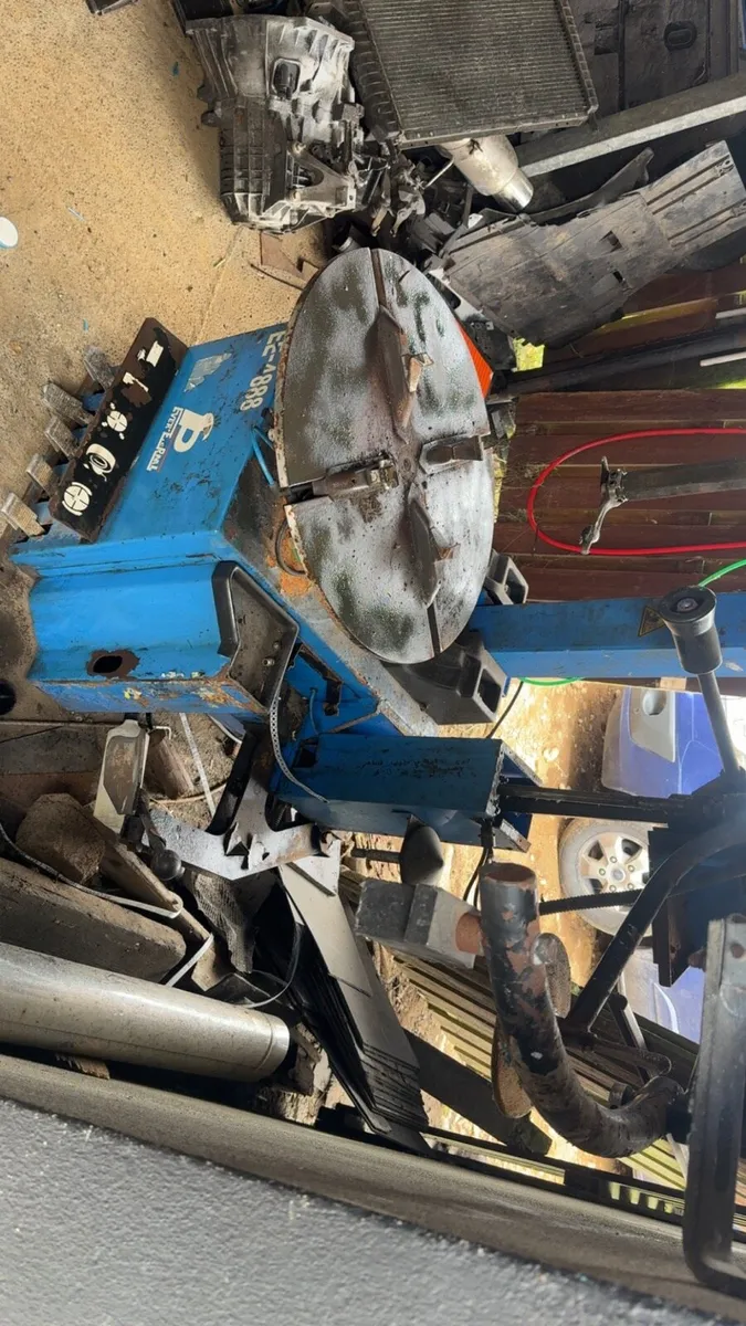 Tyre machine with helper arm - Image 2