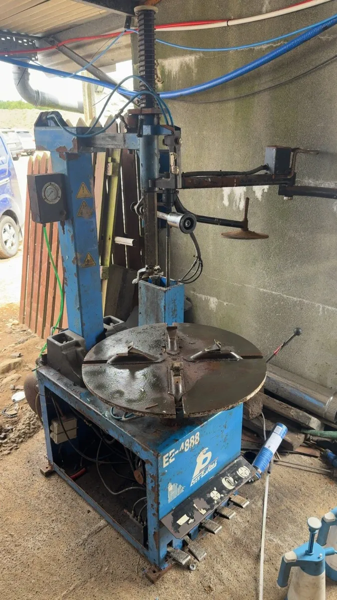 Tyre machine with helper arm - Image 3