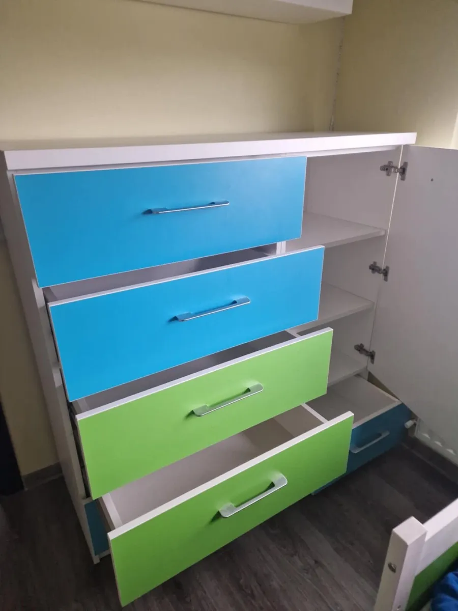 Chest of 4 drawers and bed with mattress - Image 2