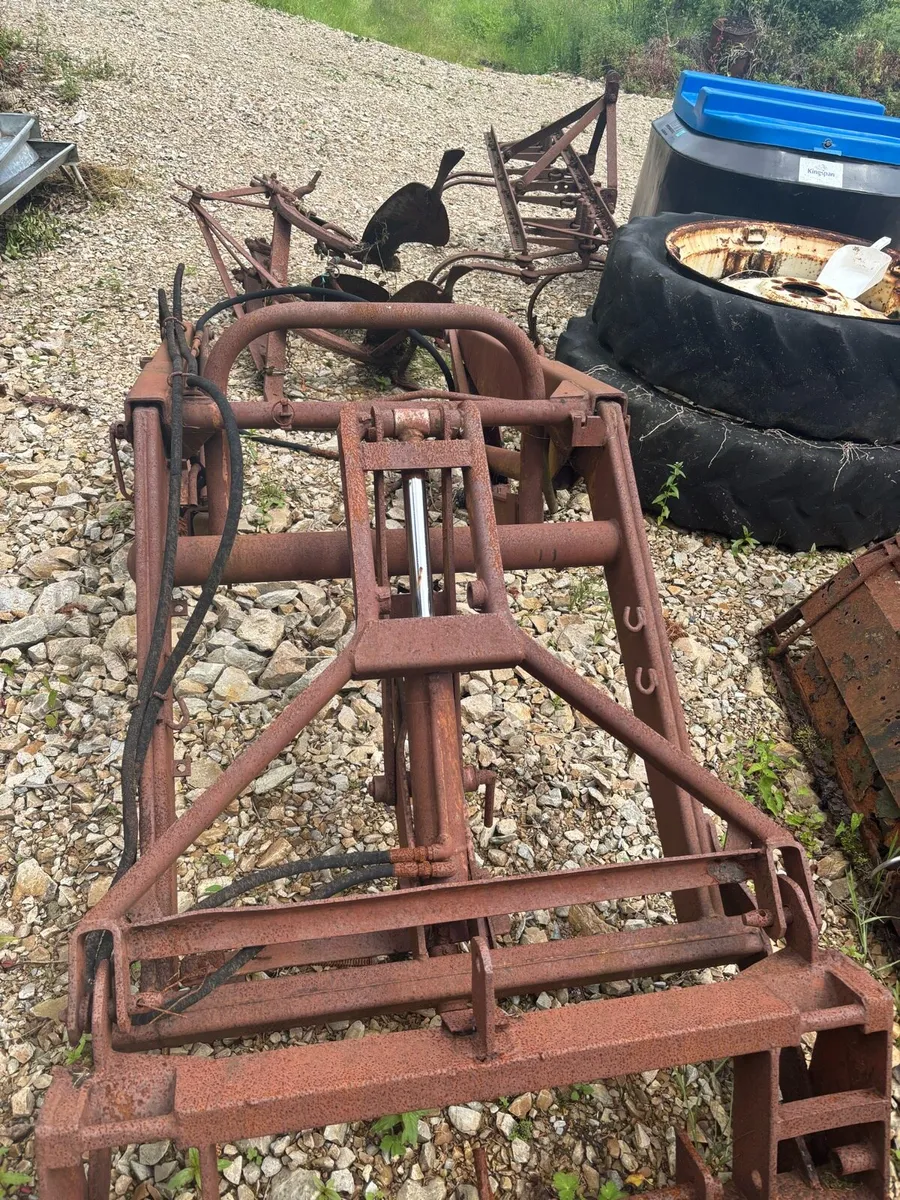 Quickie front loader and ploughs - Image 1