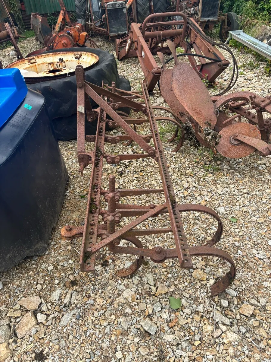Quickie front loader and ploughs - Image 2