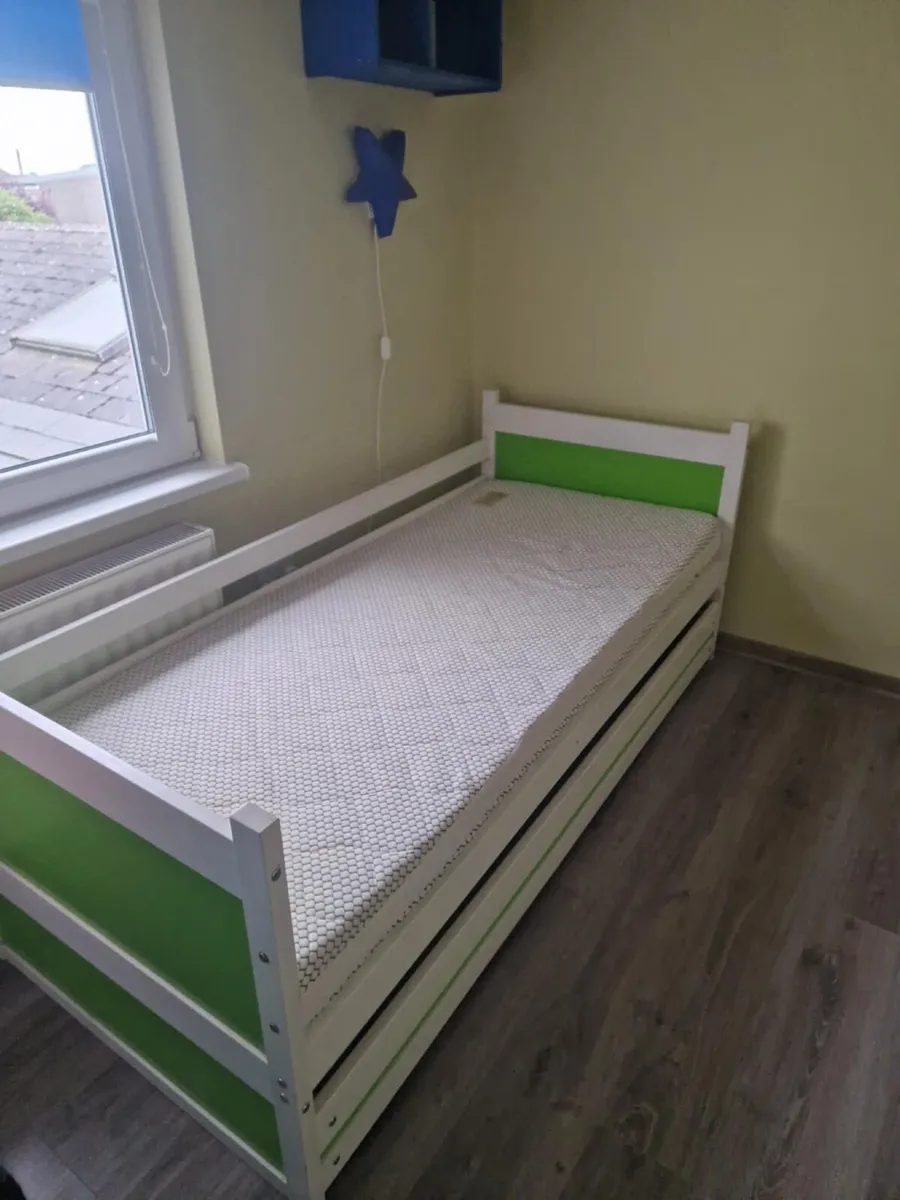 Chest of 4 drawers and bed with mattress - Image 4