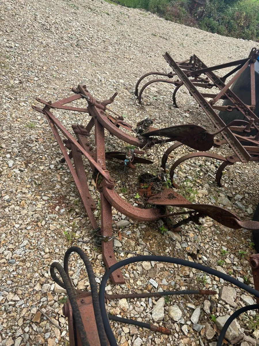 Quickie front loader and ploughs - Image 4
