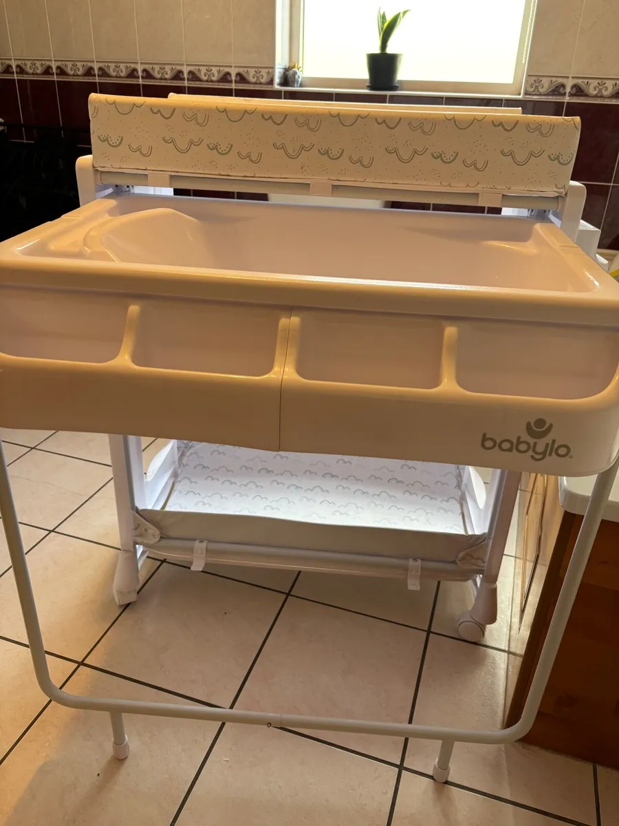 Babylo changing unit with baby bath - Image 1