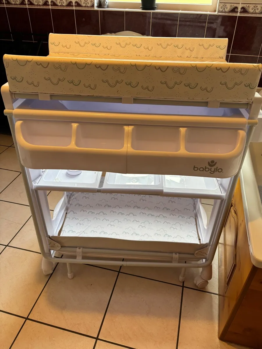 Babylo changing unit with baby bath - Image 2