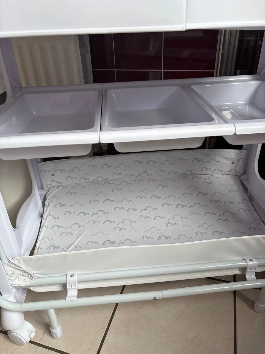 Babylo changing unit with baby bath - Image 4