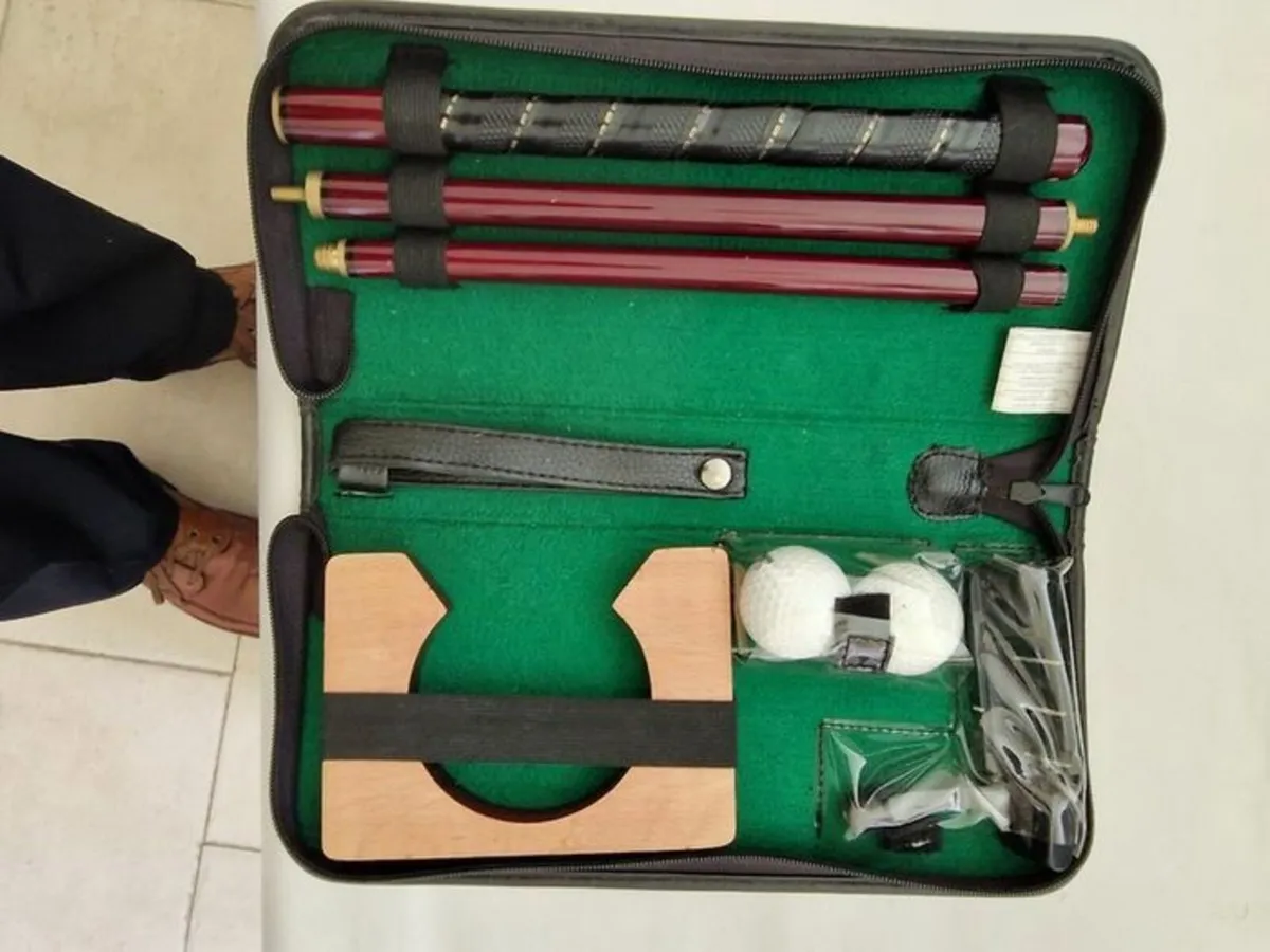 Indoor Putting Practice Kit with Putter, Balls etc - Image 1
