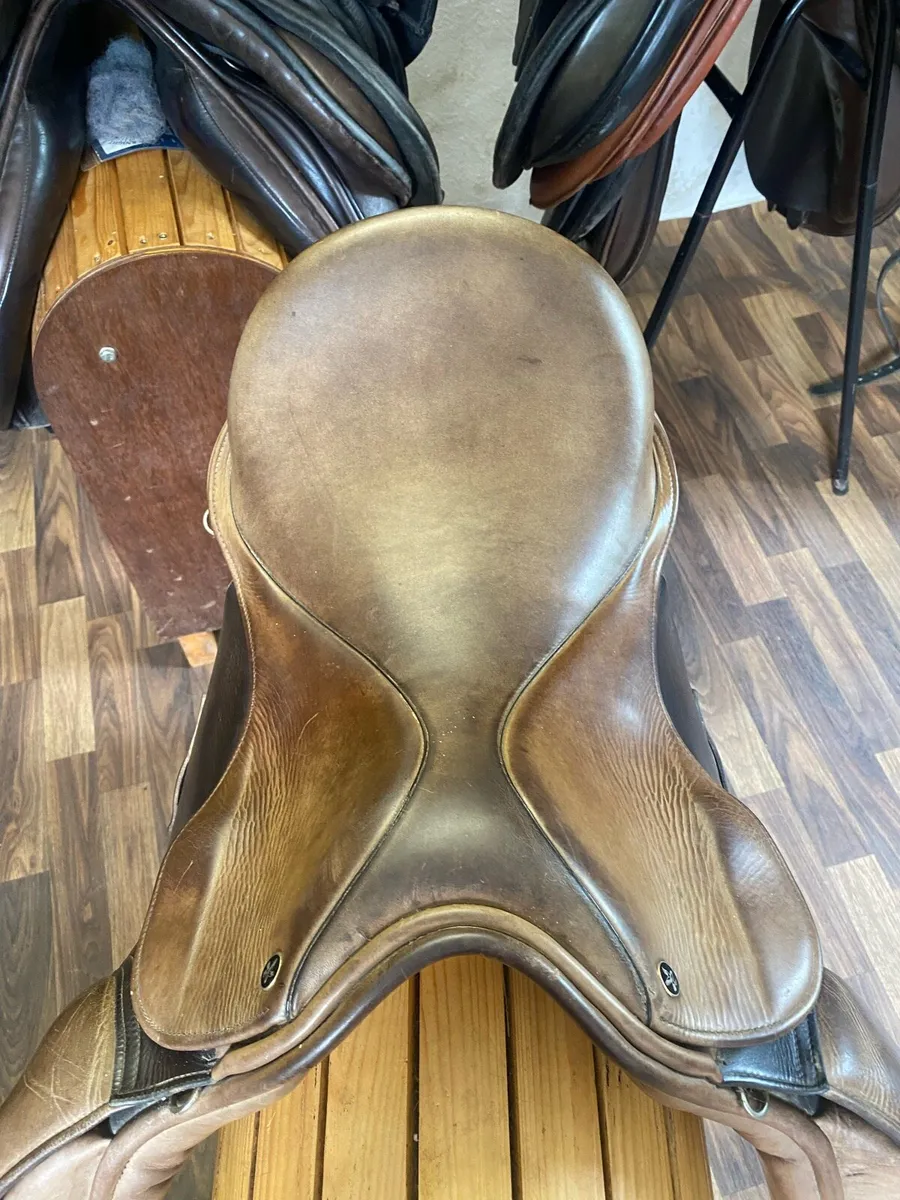 falcon 17” WIDE brown Leather saddle - Image 4