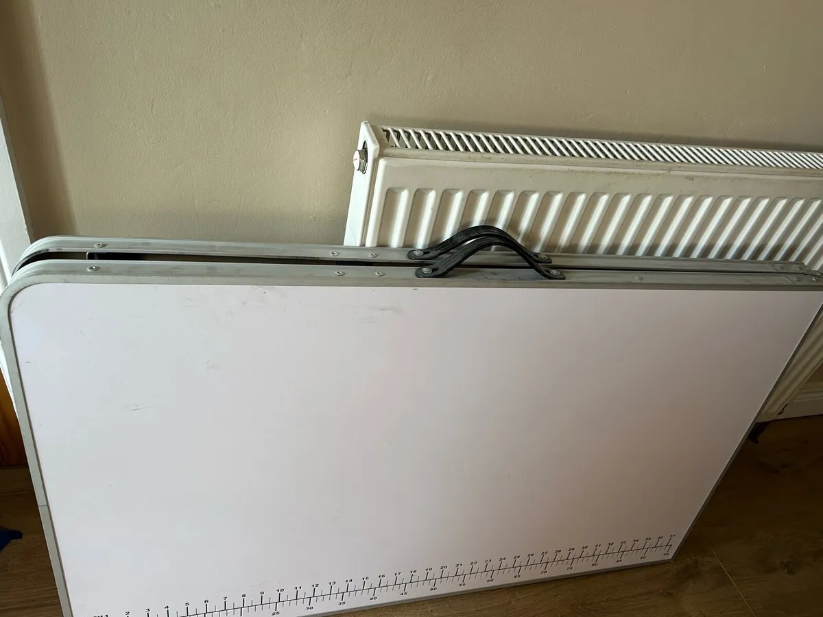 Folding table