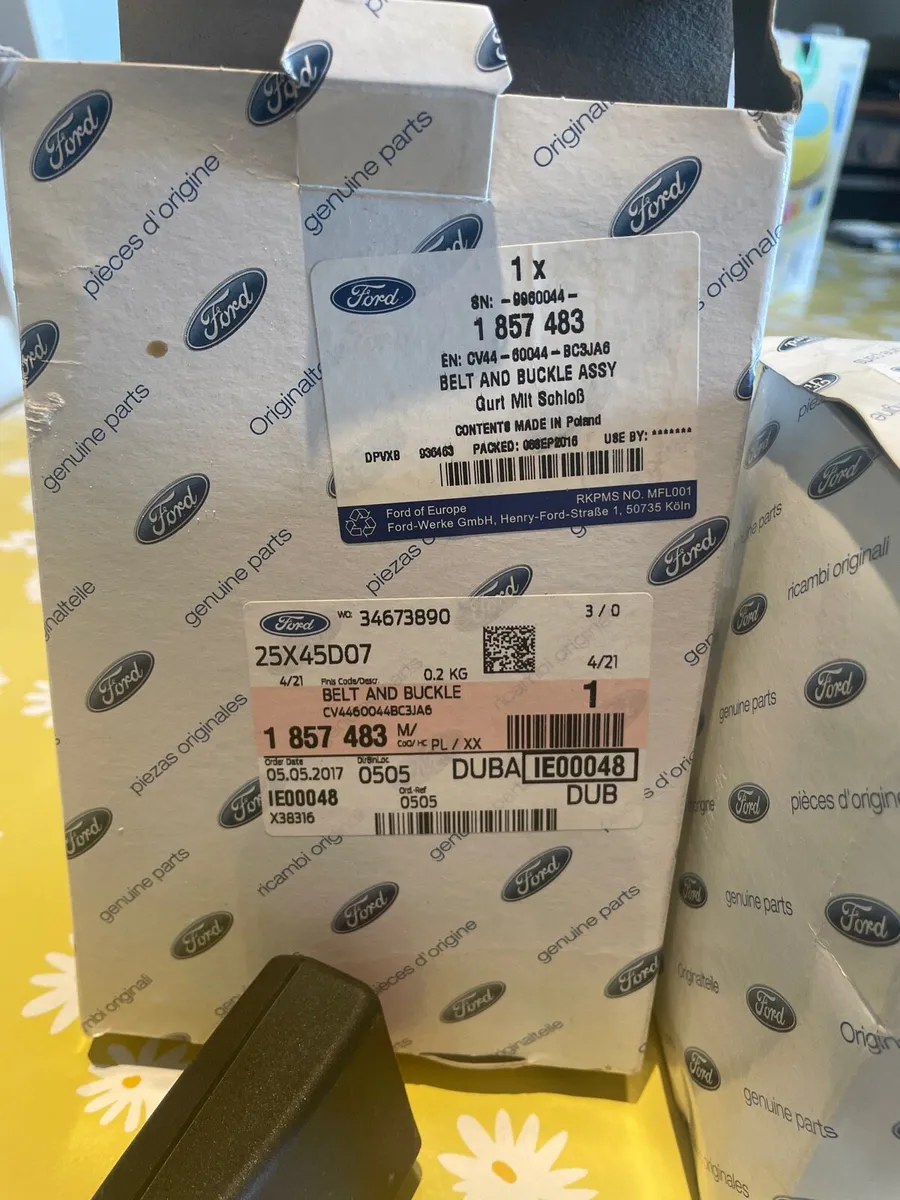 Ford seat belt and buckle middle seat - Image 2