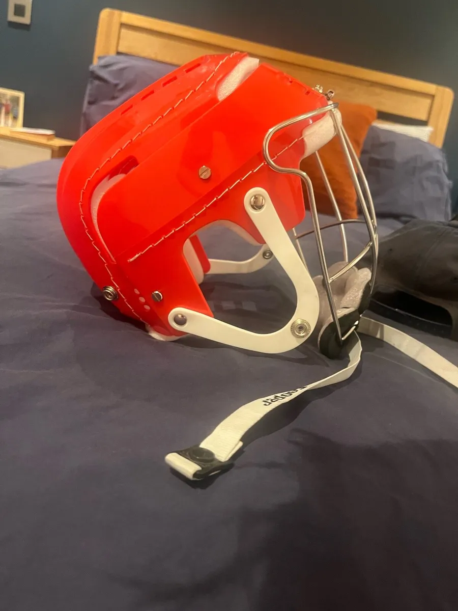 Hurling helmet - Image 3