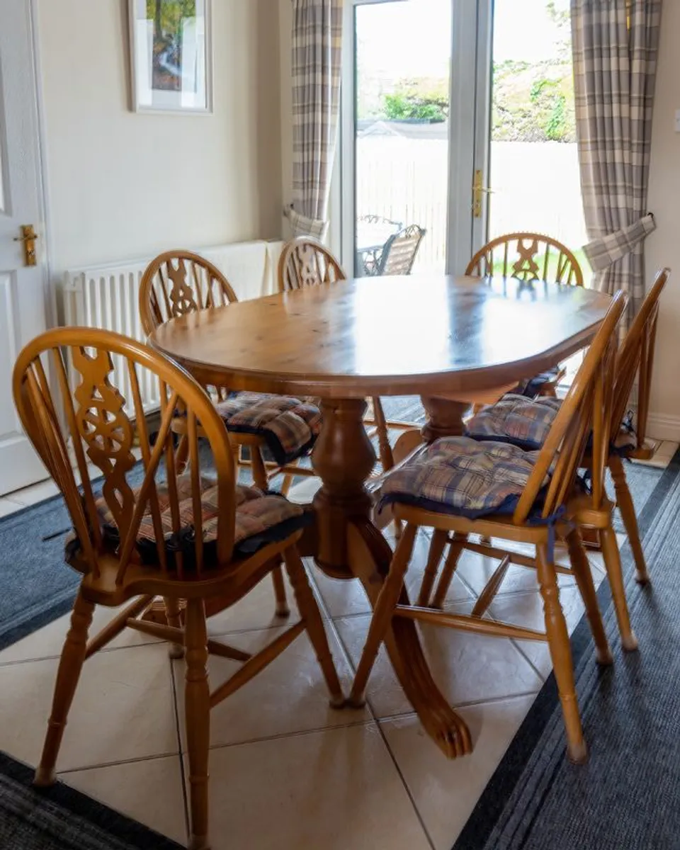 Quality pine dining set - Image 1