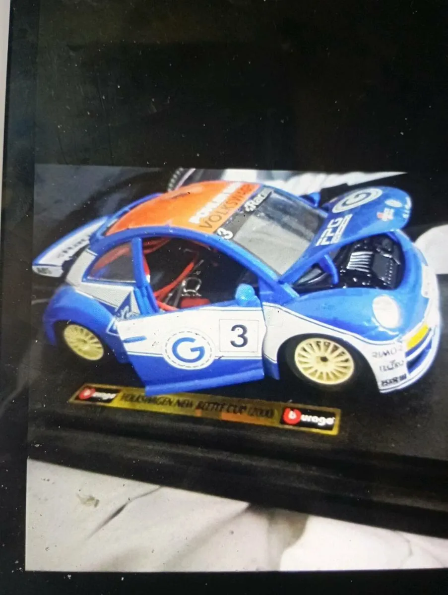 BbURAGO VOLKSWAGEN BEETLE 1-24 SCALE.