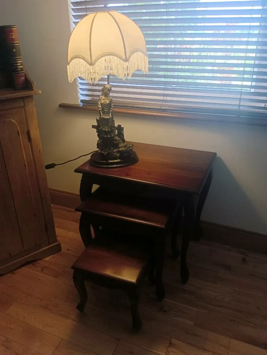Beautiful nest Tables,lamp, like new - Image 1
