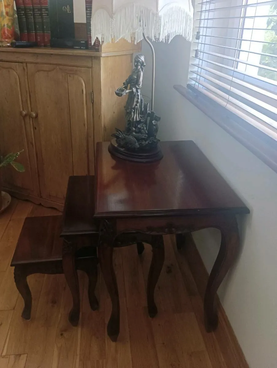 Beautiful nest Tables,lamp, like new - Image 2