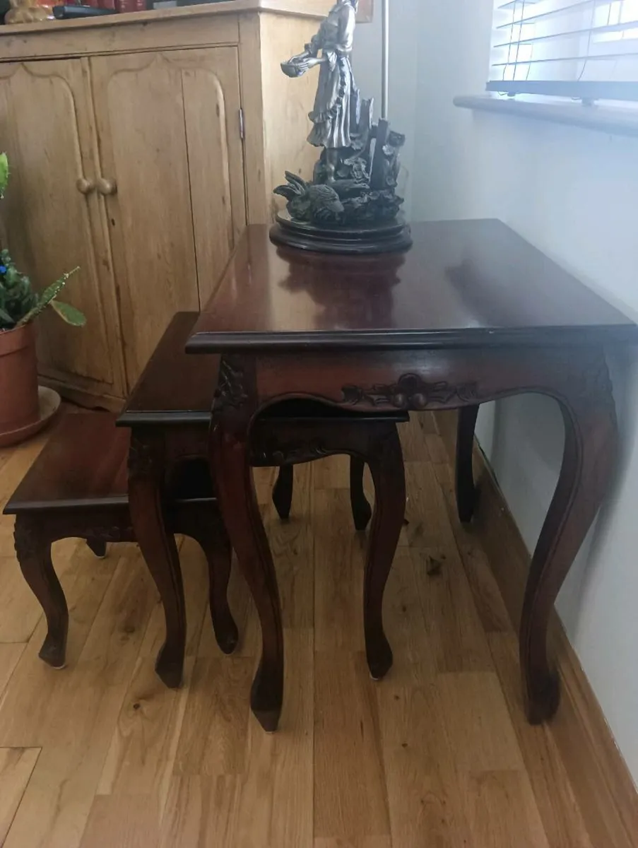 Beautiful nest Tables,lamp, like new - Image 3