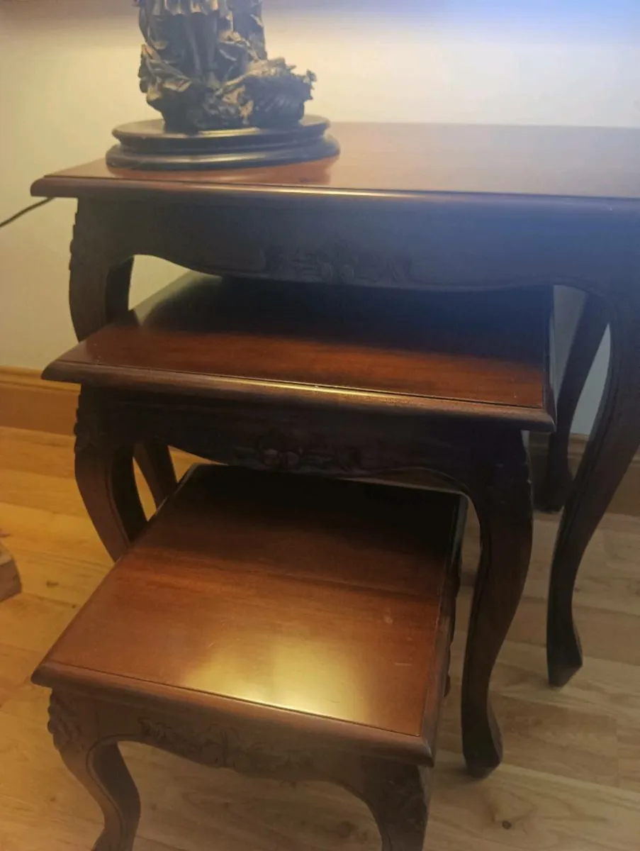 Beautiful nest Tables,lamp, like new - Image 4