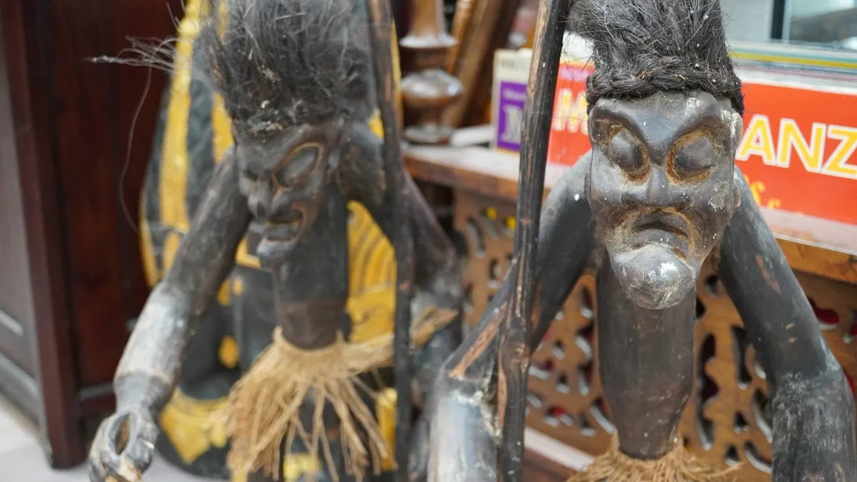 🗿 Pair of Hand-Carved African Tribal Figures - Image 3