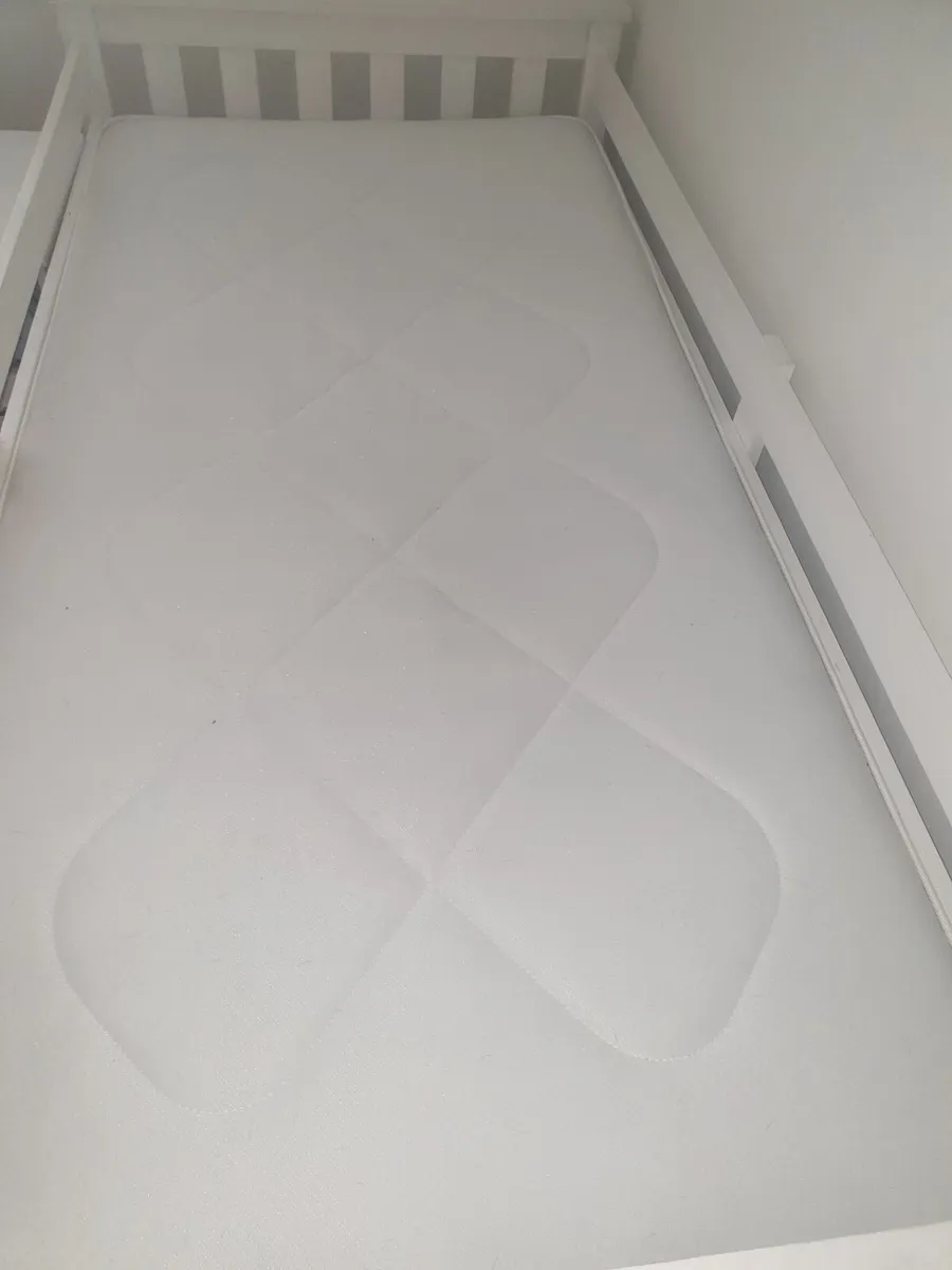 Single bed - Image 2
