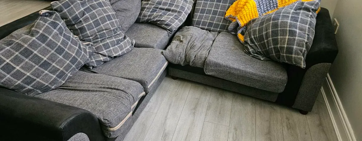 Free couch in lower Glanmire Road - Image 4