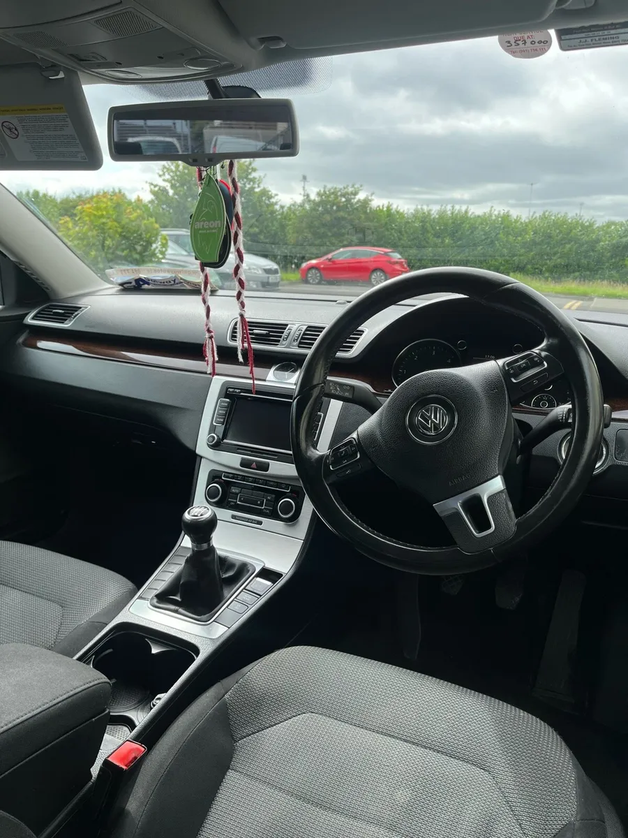 Volkswagen Passat 2011 - Image 3