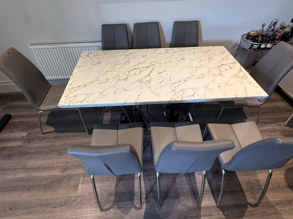 Dining table - Image 1