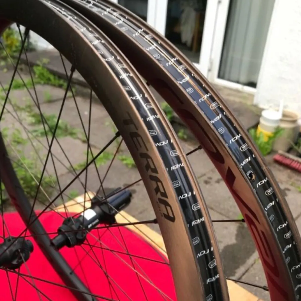 Specialized Roval Terra CL 28 Inch Carbon Wheelset - Image 2