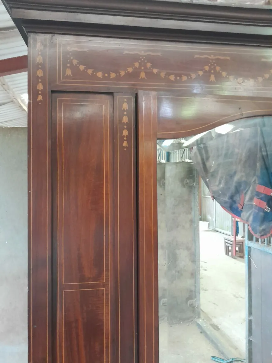 Chair and wardrobe - Image 3