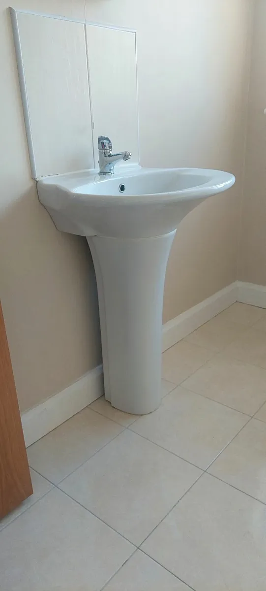 Handbasin, tap, waste - Image 1